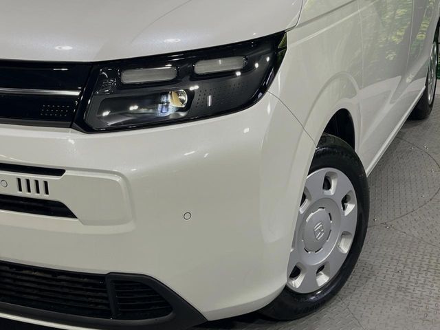 【LEDヘッドライト】悪天候や夜間走行時も良好な視界を確保し安心して運転できる高輝度LEDヘッドライトを装備！点灯速度が早く、消費電力も抑えられています。