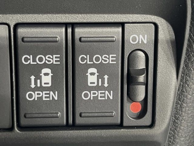 【両側パワースライドドア】スマートキーや運転席のスイッチで後席両側スライドドアの開閉が可能♪電動だから力を入れてドアを開ける必要が無く、小さなお子様でも簡単に開け閉めでき快適です♪