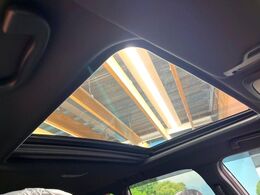 【大型サンルーフ】車内の解放感が一気に上がる大型のパノラマルーフ！季節を問わず開放的で快適なドライブをお楽しみいただけます。流通量も少なく希少価値の高い人気の装備です♪