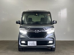 LEDヘッドライトを点灯させた画像です。従来のハロゲンヘッドランプと比べ、省電力、長寿命、大光量のヘッドライトです。より遠くまで明るく照らし、夜間や降雨時などの走行安全性に寄与いたします。