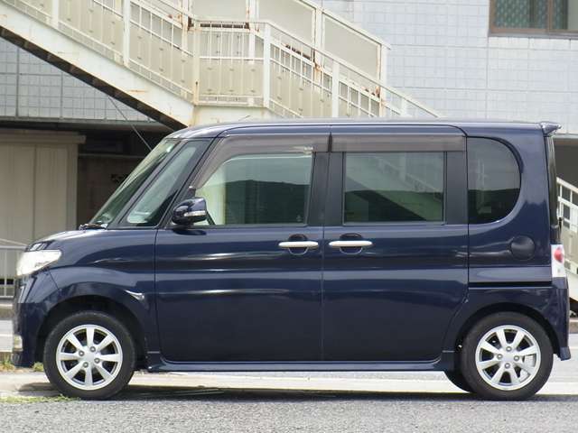 車検を受けてのお渡しです。車検代、重量税、自賠責保険料等含めたものがお支払総額です（他府県登録費、陸送費等は除く）。　車両本体価格に車検費用を含んでいないため掲載規約上「検無」という表記になります。
