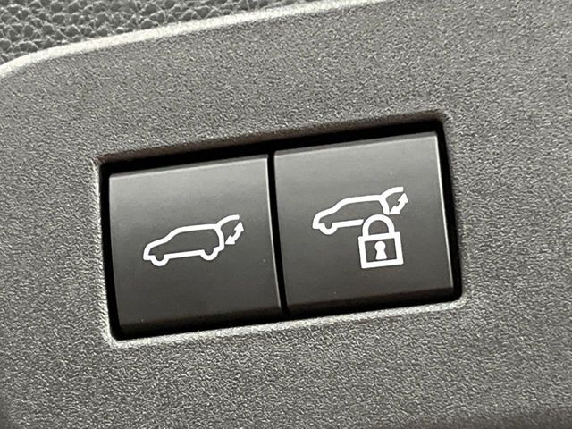 【パワーバックドア】スマートキーや運転席のボタンを押すだけでリアゲートが自動で開閉します！荷物を持っている時や、高い位置にあるバックドアを閉める際に便利な機能です♪