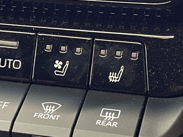 【シートベンチレーション】夏場は涼しい風でお尻や背中の熱やムレを防ぎ、冬はエアコンよりも早く温まってポカポカに！レザーシートにうれしい装備で、季節を問わず快適に過ごせます。