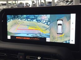 【パノラミックビューモニター】専用のカメラにより、上から見下ろしたような視点で360度クルマの周囲を確認することができます☆縦列駐車や幅寄せ時に活躍してくれます♪