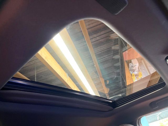 【サンルーフ】ボタンひとつで開閉可能！開放感たっぷりのサンルーフが装着されています！車内に明かりを取り入れたり景色を楽しむ以外にも、よどみがちな車内の空気も簡単に換気できて快適です！