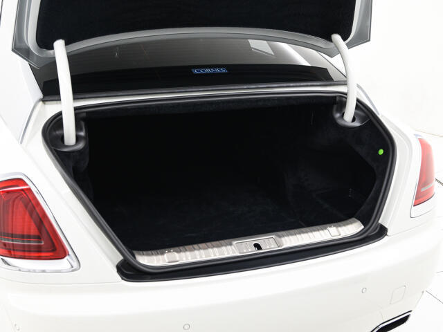 トランクはオートゲート機能。荷室は十分なスペースを確保