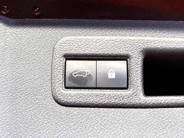 【パワーバックドア】スマートキーや運転席のボタンを押すだけでリアゲートが自動で開閉します！荷物を持っている時や、高い位置にあるバックドアを閉める際に便利な機能です♪
