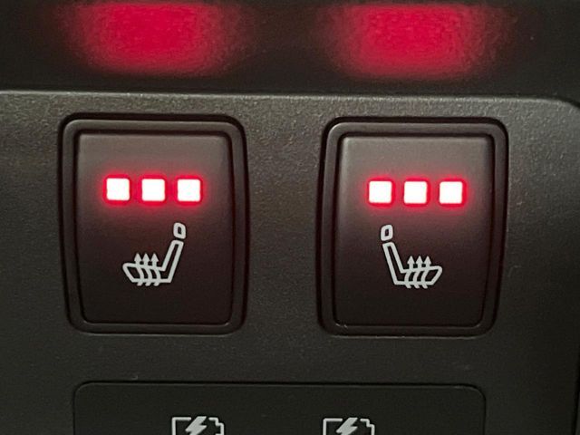 【シートヒーター】寒い日に重宝するシートヒーター！エアコンより早く温まってくれるので寒がりの人も安心ですね♪エアコンの温風は乾燥するから苦手、という方にもをおすすめです。