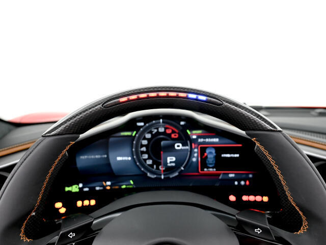 F1よりフィードバックされたテクノロジーです。LEDの点灯により、ご自身で最適なシフトタイミングを計ることが可能です。サーキット走行時等に視線をそらさずに気軽にシフトチェンジを行えます。