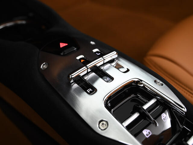 往年のクラシック・フェラーリを象徴するシフトゲートからインスパイアされたもので、シフトセレクターになります。296シリーズはボタンスイッチではなく、シフトゲートに沿って操作するタイプになります。