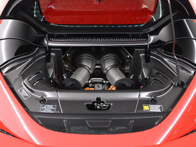 後輪駆動にプラグインハイブリッド（PHEV）を組み込むのは、フェラーリの市販車として初の試みであり、内燃エンジンとリアの電気モーターとの一体化により830hpを発揮します。鋭い加速が特徴的です。