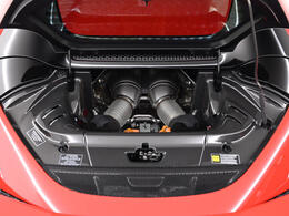 後輪駆動にプラグインハイブリッド（PHEV）を組み込むのは、フェラーリの市販車として初の試みであり、内燃エンジンとリアの電気モーターとの一体化により830hpを発揮します。鋭い加速が特徴的です。