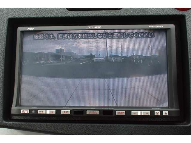 バックカメラが装備されており、後方の安全確認はもちろんのこと狭い場所での駐車や雨の日・夜間など視界の悪いコンディションでのストレスの軽減にもなります！