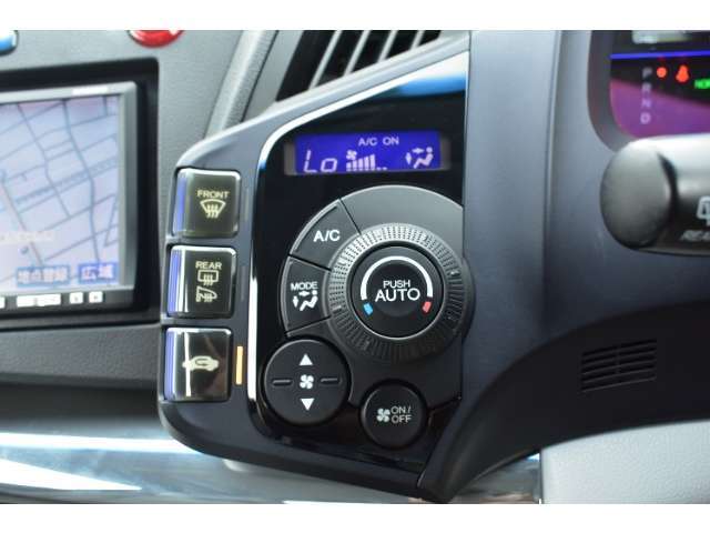 オートエアコンのお車ですので室内の温度をスムーズに調整してくれます♪