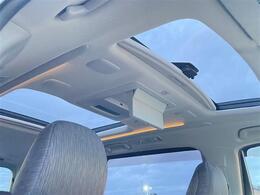 天井の画像です。店舗にて現車の確認もいただけますので、お電話で在庫のご確認の上是非ご来店くださいませ！！！ワクワクするクルマ選びをご提案します！