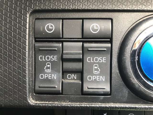 【両側電動スライドドア】です。小さいお子様やご年配のかたも、簡単にドアの開閉ができます。また、左右の行き来やスペースの少ないところでも安心して乗降ができるので便利です