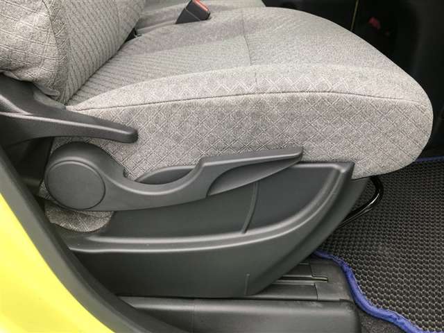 運転席シ-ト座面は上下アジャスタ-付です。お好みの位置に調整可能です。