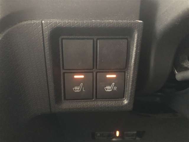 シートヒーター付き。　寒い日の朝は、シートヒーターは快適です。　室内が暖まるまでの時間でも、お尻はポカポカ♪