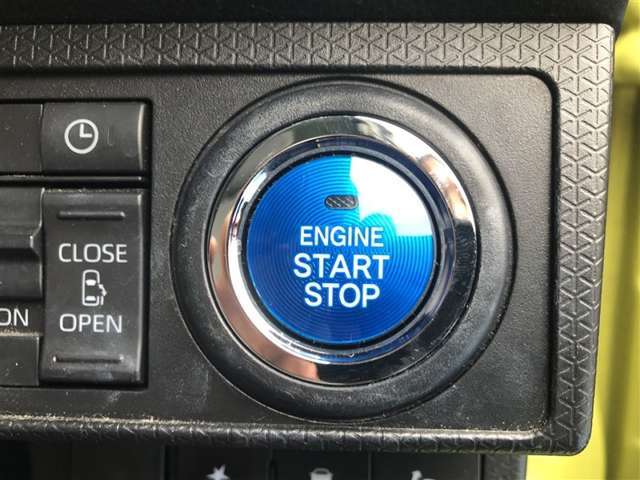 エンジンスタートボタンです。キーが車内にあれば、エンジンの始動・停止はブレーキを踏んでスイッチを押すだけ！キーを取り出す手間を省き、ワンプッシュでエンジンを操作するので簡単でスムーズです。