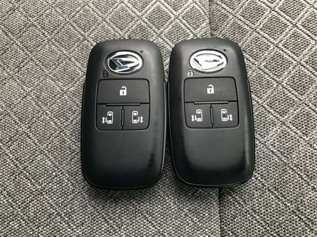 スマートキー2個有ります。家族で共有すれば自宅駐車場での入替えや旅行の時などに大変便利ですね。