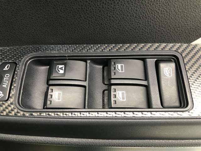 パワーウィンドウのスイッチです。　運転席にいながら助手席や後席の窓を開け閉めできるので、大変便利です。