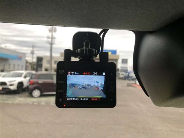 【ドライブレコーダー】装備。映像と音声を記録してくれるドライブレコーダーは、事故の際に確かな証拠能力を発揮してくれます。