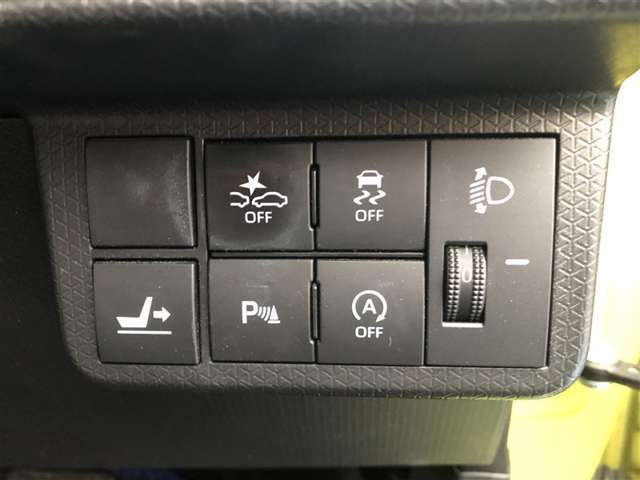 【スマートアシスト】　走行中に前方の車両等を認識し、衝突の可能性が有る時は警報音とブレーキで衝突回避と被害軽減をアシストしてくれます。安心してドライブをお楽しみいただけますね。