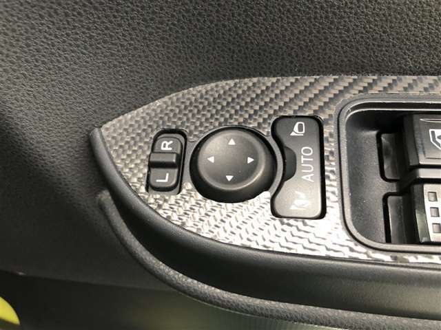 電動格納式ドアミラー付き。　狭い駐車場へ停めた時に、ボタン1つで左右のミラーをたたむ事ができます。
