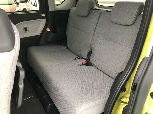 【後部座席】も当然、綺麗・清潔に仕上げております。内装の綺麗なお車は気持ちが良いですし、コンディションのいい車が多いです。オススメの1台です。