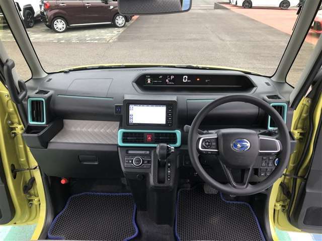 シンプルながら機能性溢れる運転席廻りです。視界性もよく、運転しやすいですよ。