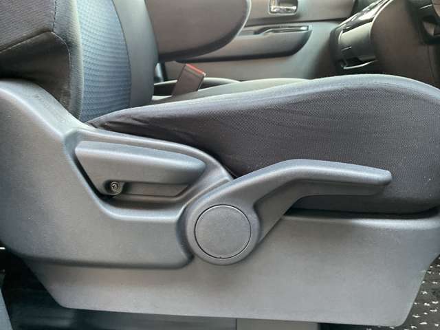 運転席シートリフター（ラチェット式）で、座面の高さも上下に動き、体格にあわせて調整ができ広々でゆったり運転できます♪