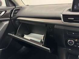 【グローブボックス】車検証、サングラスやCDなど小さい荷物が収納できるので車内を綺麗に整頓できますね。