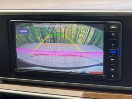 【バックカメラ】駐車時に後方がリアルタイム映像で確認できます。大型商業施設や立体駐車場での駐車時や、夜間のバック時に大活躍！運転スキルに関わらず、今や必須となった装備のひとつです！