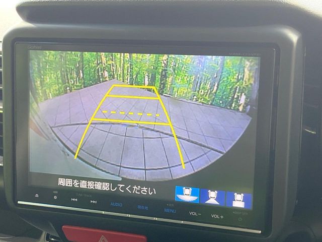 【バックカメラ】駐車時に後方がリアルタイム映像で確認できます。大型商業施設や立体駐車場での駐車時や、夜間のバック時に大活躍！運転スキルに関わらず、今や必須となった装備のひとつです！