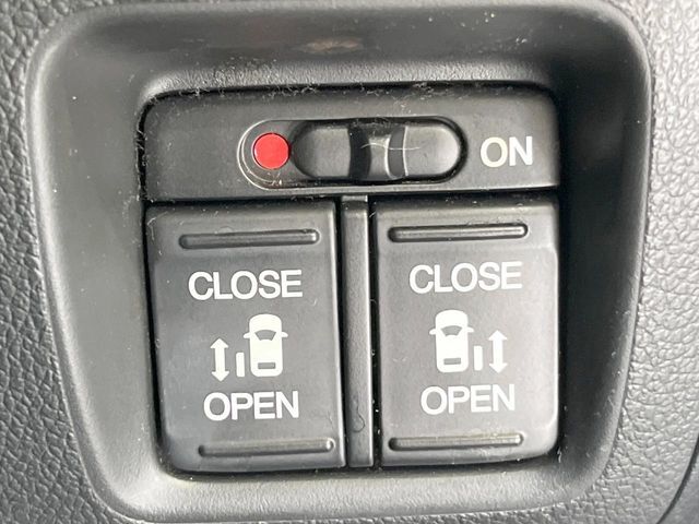 【両側パワースライドドア】スマートキーや運転席のスイッチで後席両側スライドドアの開閉が可能♪電動だから力を入れてドアを開ける必要が無く、小さなお子様でも簡単に開け閉めでき快適です♪