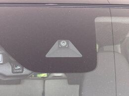 【エマージェンシーブレーキ】走行中に前方の車両等を認識し、衝突しそうな時は警報とブレーキで衝突回避と被害軽減をアシスト。より安全にドライブをお楽しみいただけます。