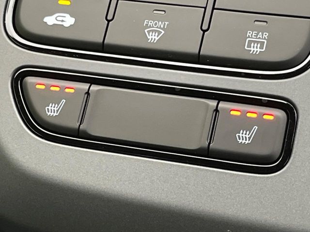 【シートヒーター】寒い日に重宝するシートヒーター！エアコンより早く温まってくれるので寒がりの人も安心ですね♪エアコンの温風は乾燥するから苦手、という方にもをおすすめです。