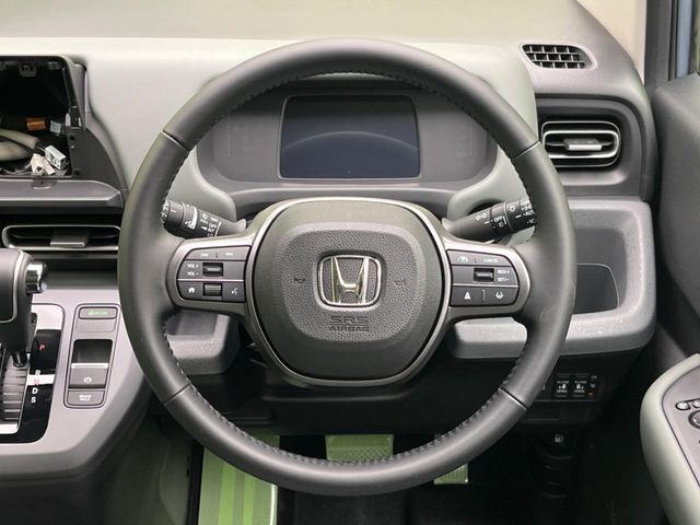 【ステアリングスイッチ】運転中、前方から目線をそらすことなく、オーディオ等の操作が可能な便利機能！安心＆快適なドライブを演出してくれます♪