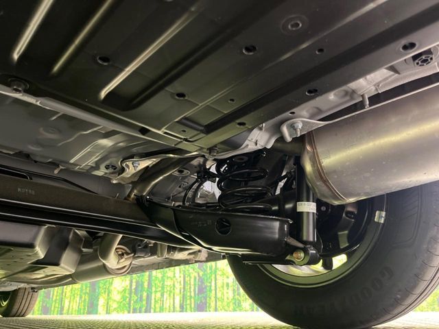 お車を安心してお乗りいただく為には、足回りの定期点検が欠かせません。サービスサポート（有償保証）では無料点検もご提供しており、安心のカーライフをお過ごしいただけるサポート体制が整っています。