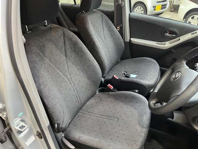 運転席には若干の擦れがありますが、大きなシミ汚れなどはありません！