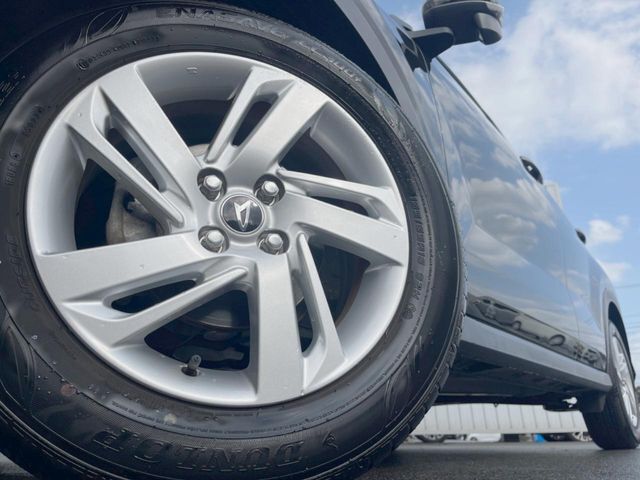 【純正アルミホイール】外観にマッチした純正アルミホイールを装着しております。各種社外アルミホイールや、スタッドレスタイヤも取扱いしております。是非ご相談ください♪