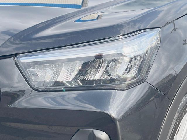 【LEDヘッドライト】悪天候や夜間走行時も良好な視界を確保し安心して運転できる高輝度LEDヘッドライトを装備！点灯速度が早く、消費電力も抑えられています。