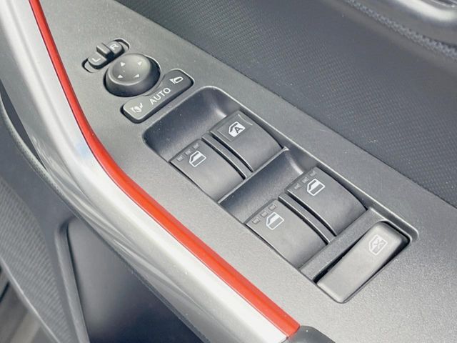 【電動格納ミラー】サイドミラーは電動格納式となっており、狭い駐車場でもキズがつくリスクを抑えられます。