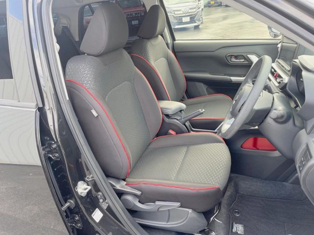 運転席シート廻りは使用感も少なく、良好な状態となっています。前オーナー様が丁寧に使っていたことがよくわかりますね。