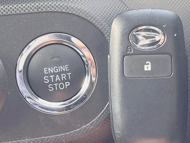 【キーフリーシステム】カバンやポケットに入れたままでもドアの施錠・解錠が可能なスマートキーを装備。エンジンのオン・オフ時もカギを取り出す必要が無いからとっても便利です♪