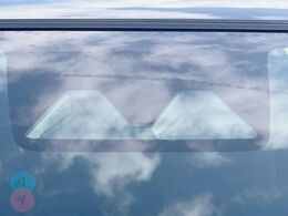 【スマートアシスト】走行中に前方の車両等を認識し、衝突しそうな時は警報とブレーキで衝突回避と被害軽減をアシスト。より安全にドライブをお楽しみいただけます。