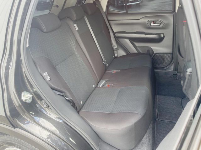 後部座席も気になるようなキズ・汚れやへたり等、大きなダメージはなく、良好な状態です。