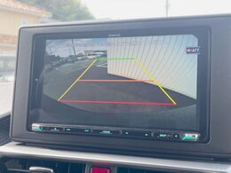 【バックカメラ】駐車時に後方がリアルタイム映像で確認できます。大型商業施設や立体駐車場での駐車時や、夜間のバック時に大活躍！運転スキルに関わらず、今や必須となった装備のひとつです！