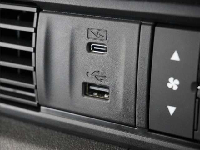 USB接続、スマートフォンの充電等にも便利なUSBチャージャー！使いやすい場所に装備されています。