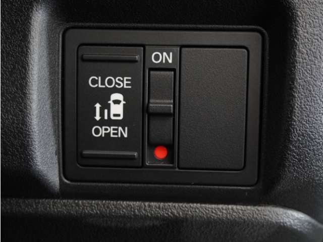 ◆片側電動スライドドア◆狭い駐車場でも乗り降りが楽々♪お子様が隣の車にドアを当ててしまう心配もございません！小さなお子様連れの方もこれで安心。